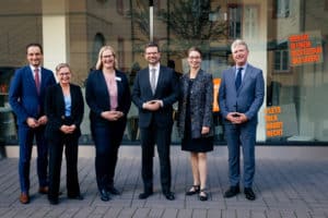 Bundesjustizminister Marco Buschmann mit dem Direktorium der Stiftung vor dem Standort Karlsruhe