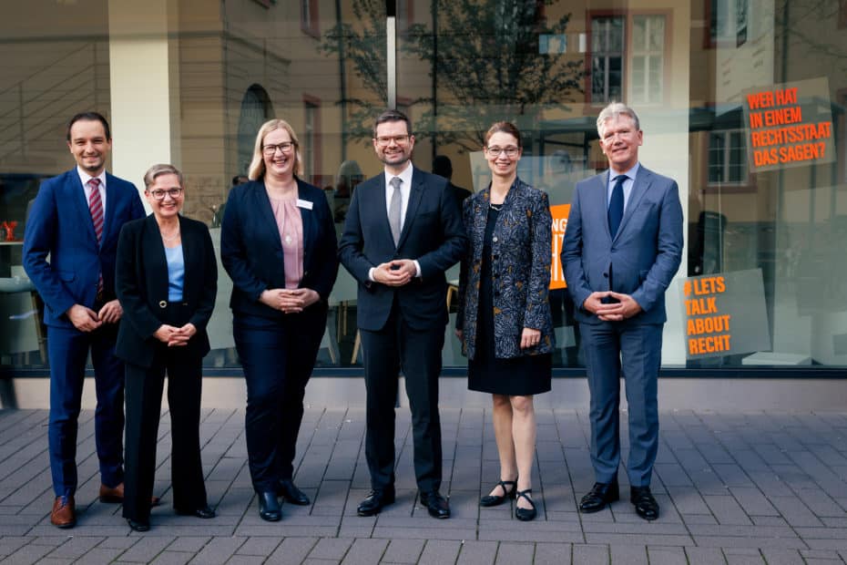 Bundesjustizminister Marco Buschmann mit dem Direktorium der Stiftung