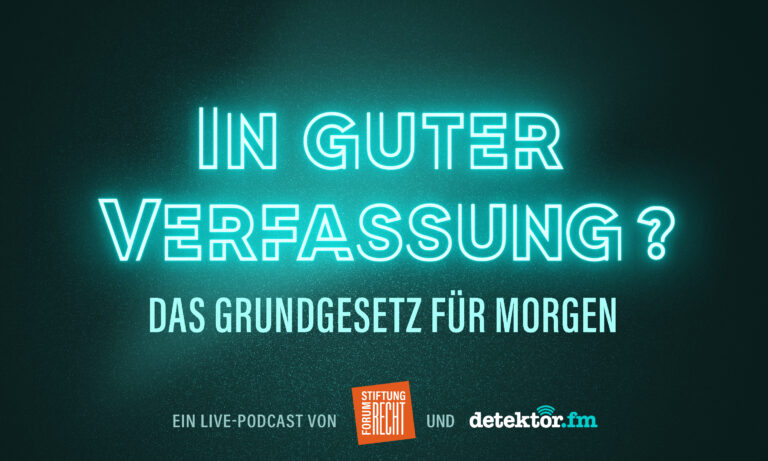 Türkise Neonschrift in Versalien mit dem Titel der Veranstaltung "In guter Verfassung? Das Grundgesetz für morgen" Darunter die Logos von detektor.fm und Stiftung Forum Recht