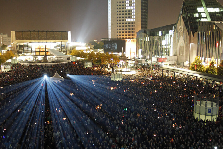 Mernschenmassen in der Leipziger Innenstadt erstrahlt von Licht-Installation