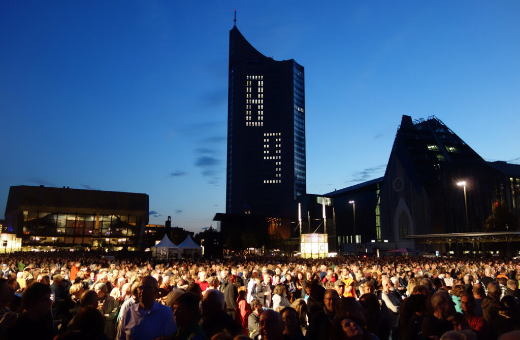 Mernschenmassen in der Leipziger Innenstadt erstrahlt von Licht-Installation