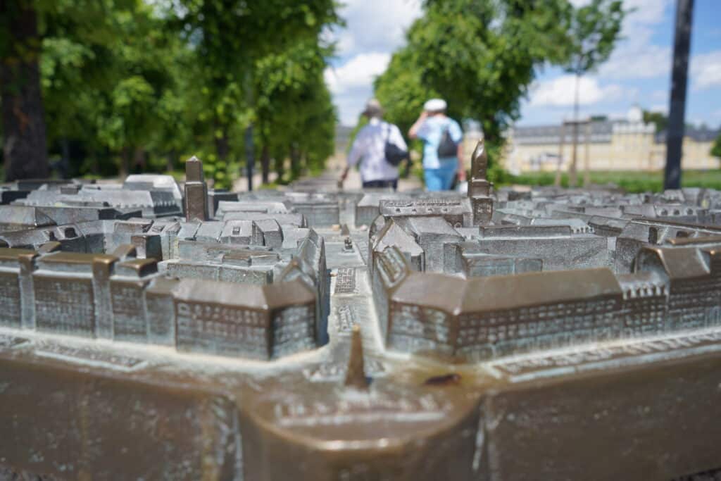 Bronze Model der Stadt Karlsruhe vor dem Karlsruher Schloss.