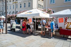 Informationsstand der Stiftung Forum Recht auf dem sonnigen Karlsruher Marktplatz während der Jungen Verfassungsgespräche.