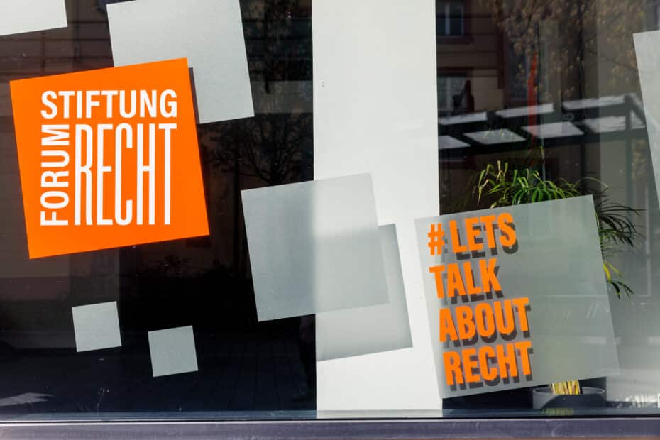 Stiftungsgebäude in Karlsruhe von außen mit dem Hashtag #LetsTalkAboutRecht