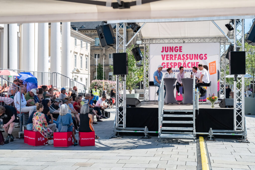 Stiftung Forum Recht im öffentlichen Raum: Veranstaltungen zu Recht und Rechtsstaat auf großer Bühne in Karlsruhe.