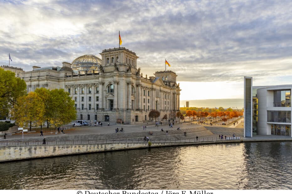 Herbstimpressionen vom Reichstagsgebäude am Spreeufer im Parlamentsviertel in der Abenddämmerung. Rechts ist das Paul-Löbe-Haus zu sehen. Impressionen/Stimmungsbilder; Liegenschaften, Architektur Ort: Reichstagsgebäude, Außenansicht, Berlin / Deutschland