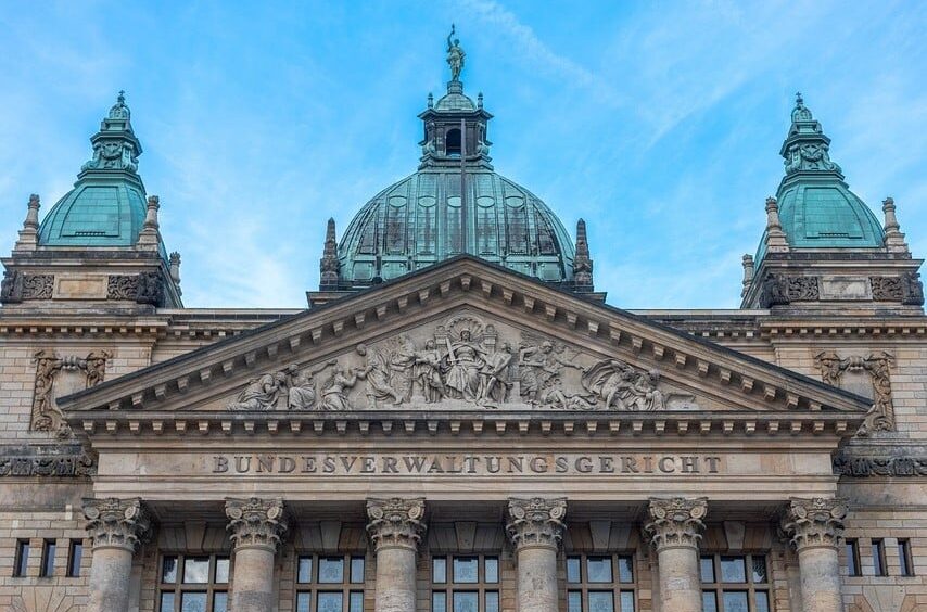 Außenansicht des klassizistischen Bundesverwaltungsgerichtsgebäudes in Leipzig.