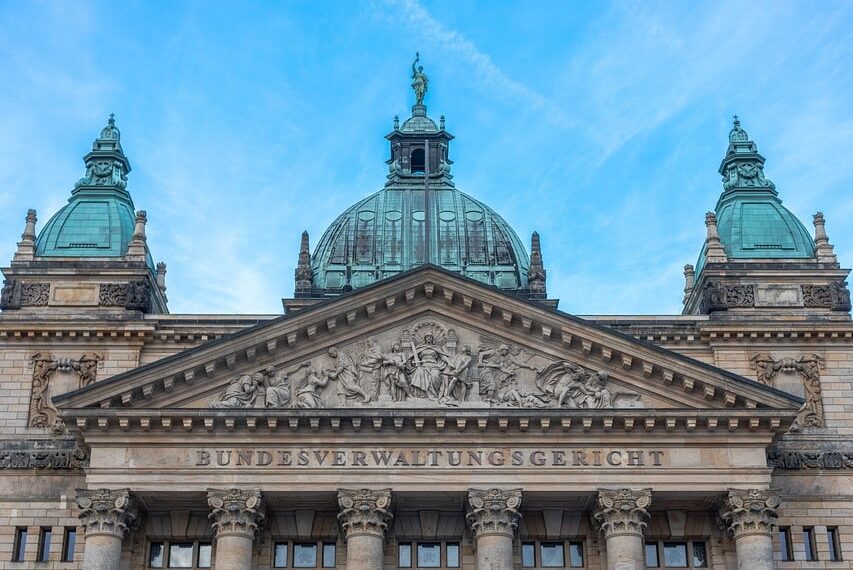 Außenansicht des klassischen Bundesverwaltungsgerichtsgebäudes in Leipzig.