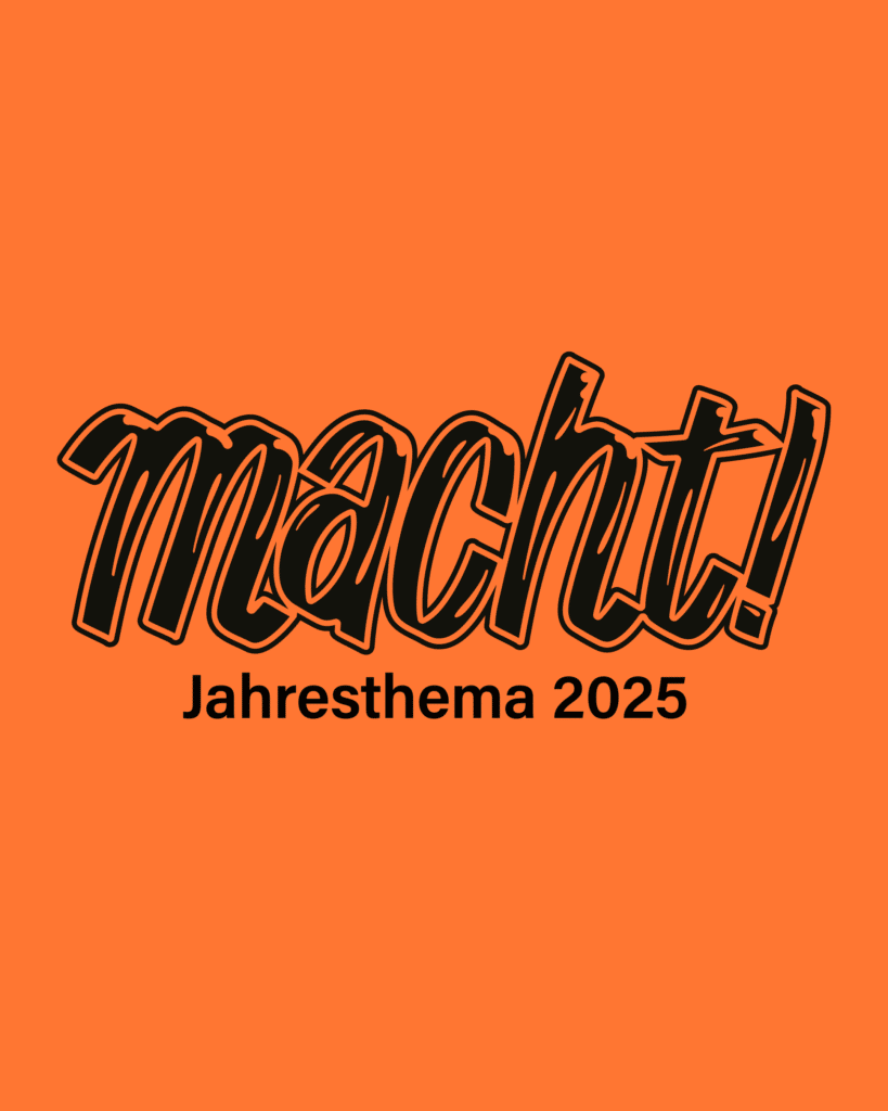 Orange Fläche mit dem Jahresthema macht! in Schreibschrift und klein.