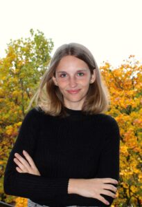 Junge Frau lächelnd