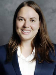 Junge Frau lächelnd