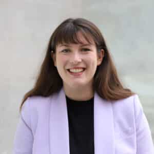 Junge Frau lächelnd