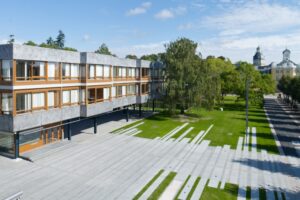 Außenansicht des modernen Glasbaus des Karlsruher Bundesverfassungsgerichts