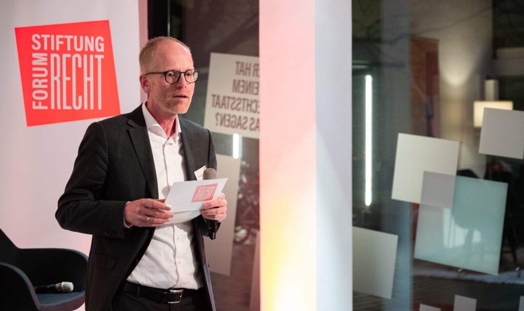 Cord Brügmann, Direktor der Stiftung Forum Recht, begrüßt das Publikum.