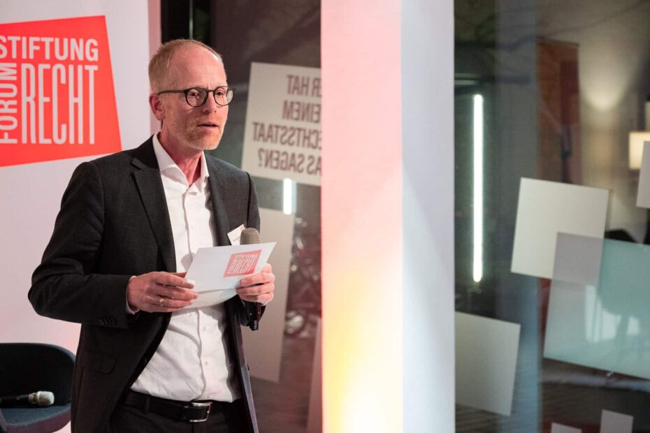 Cord Brügmann, Direktor der Stiftung Forum Recht, begrüßt das Publikum.