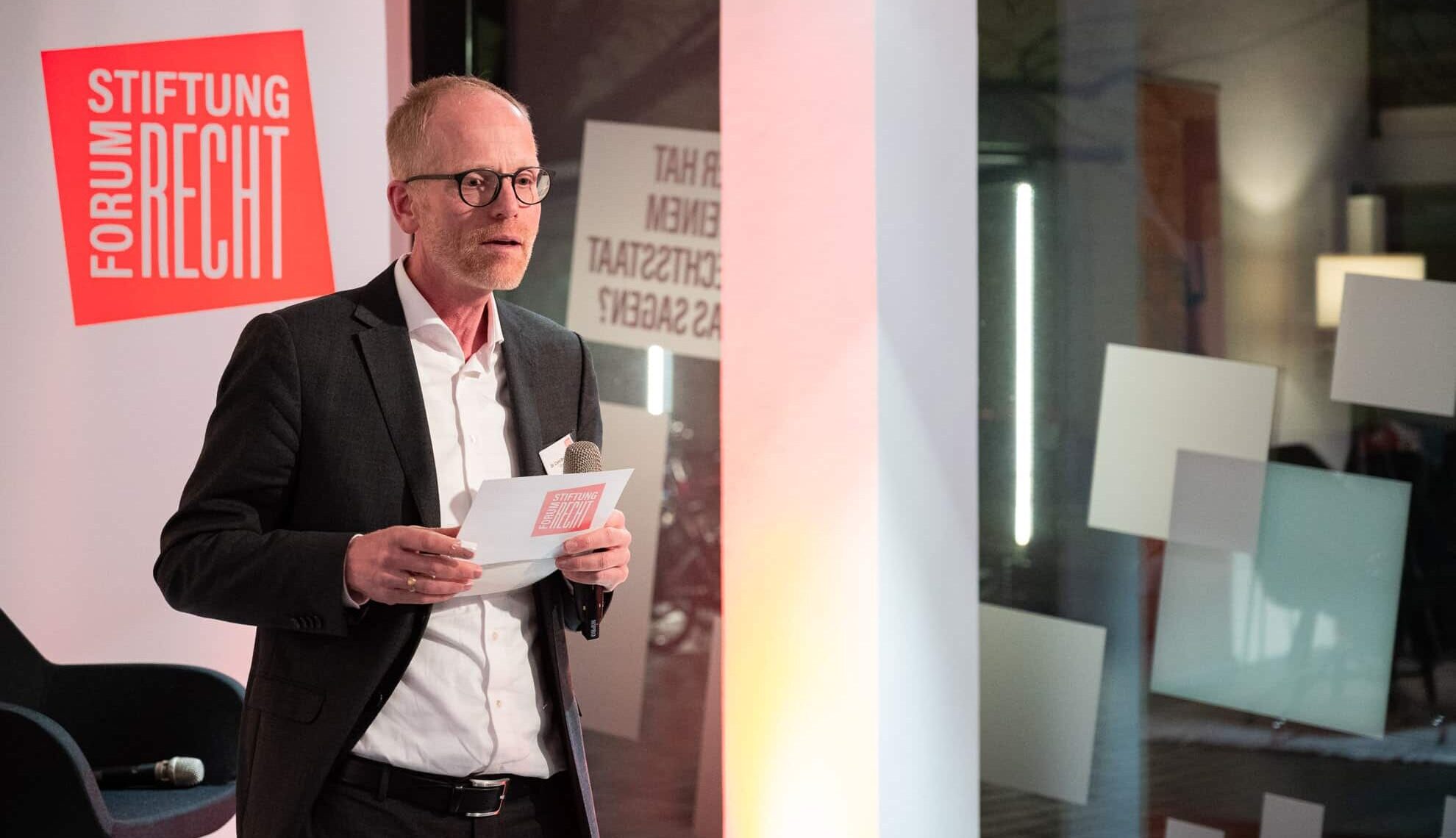 Cord Brügmann, Direktor der Stiftung Forum Recht, begrüßt das Publikum.