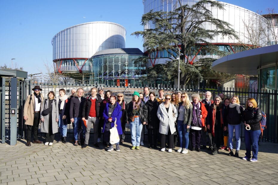 Eine Gruppen von 26 Personen steht vor dem Gebäude des Europäischen Gerichtshofs für Menschenrechte