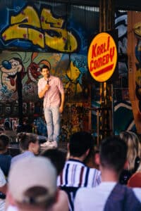 Monif bei einer Show auf der Bühne mit Mikro bei Karli 