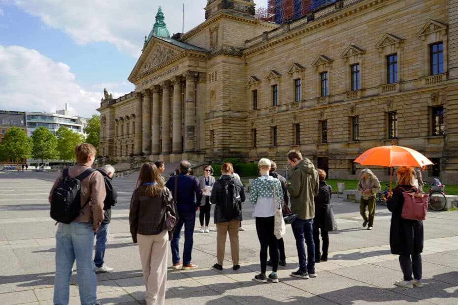 Gruppe von Menschen vor dem Bundesverwaltungsgericht in Leipzig.