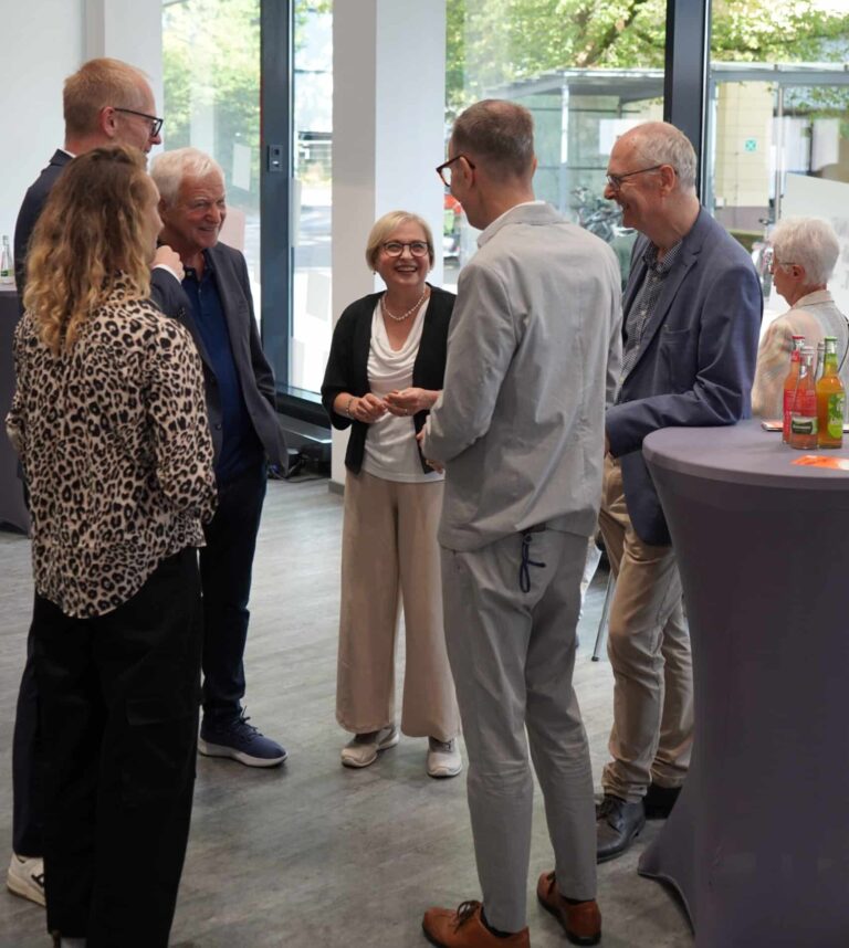 Eine Gruppe von Menschen in einem lockeren Gespräch.