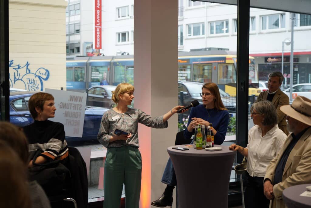 Publikumsfrage: Ein Dame aus dem Publikum stellt eine Frage an das Podium.
