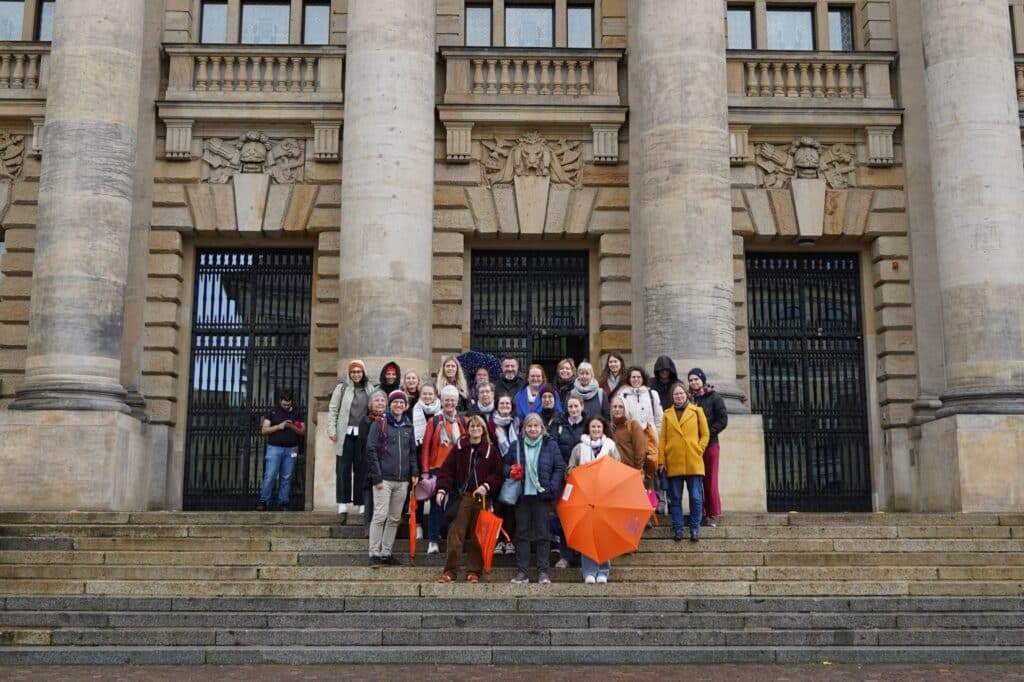 Gruppenbild der Teilnehmenden der Studienreise vor dem Bundesverwaltungsgericht