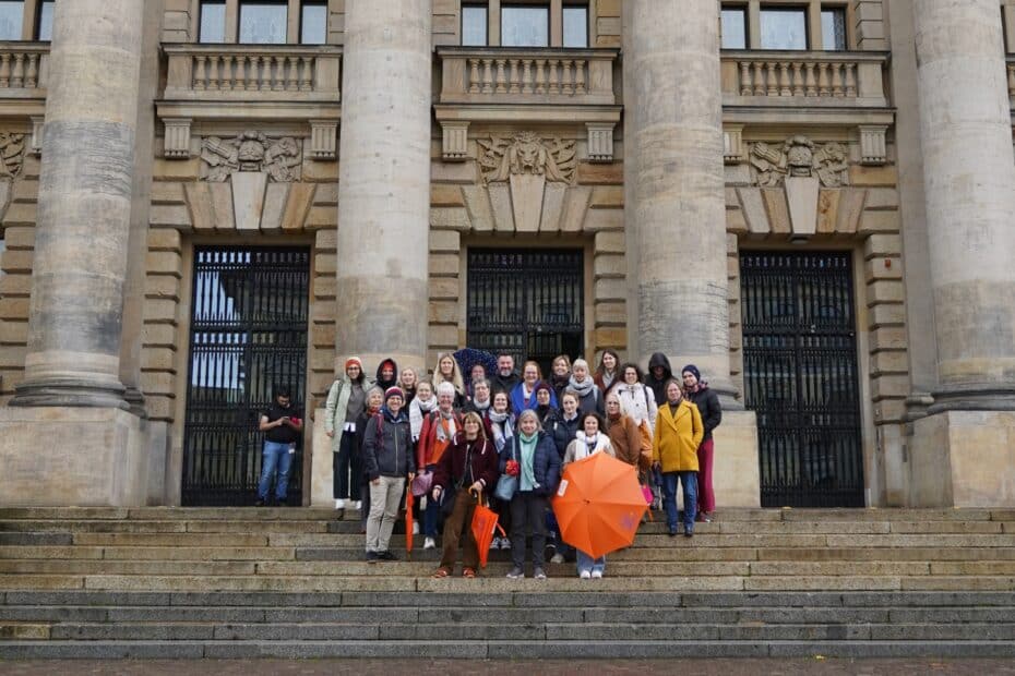 Gruppenbild der Teilnehmenden der Studienreise vor dem Bundesverwaltungsgericht