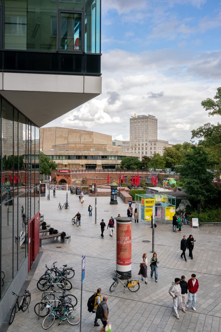 Ausstellung in Leipzig vor dem Gewandhaus und der Universität