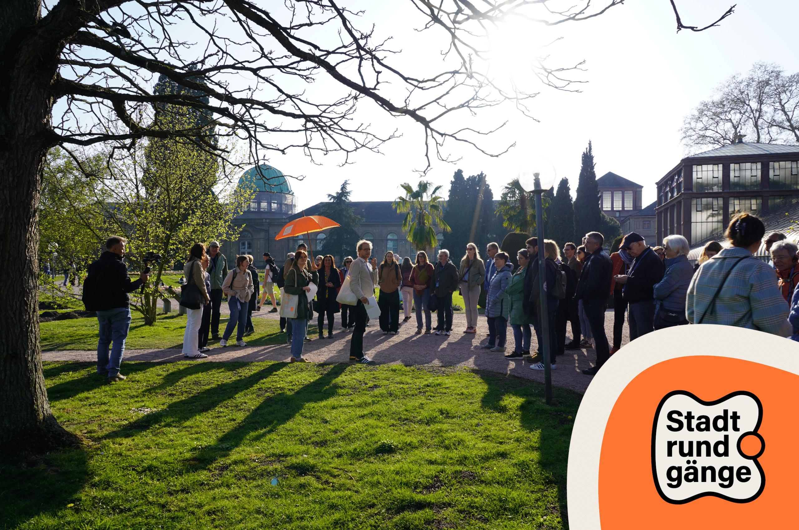 Eine große Besuchergruppe bei der Stadtführung der Stiftung Forum recht im Karlsruher Schlosspark.