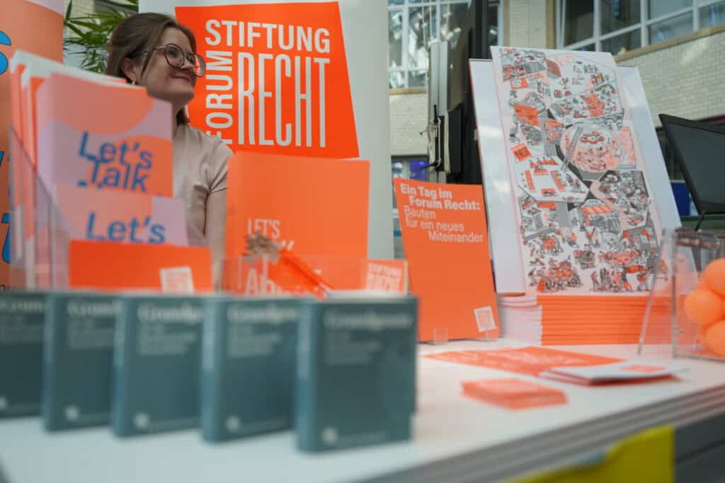 Orange Produkte am Stand der Stiftung Forum Recht.