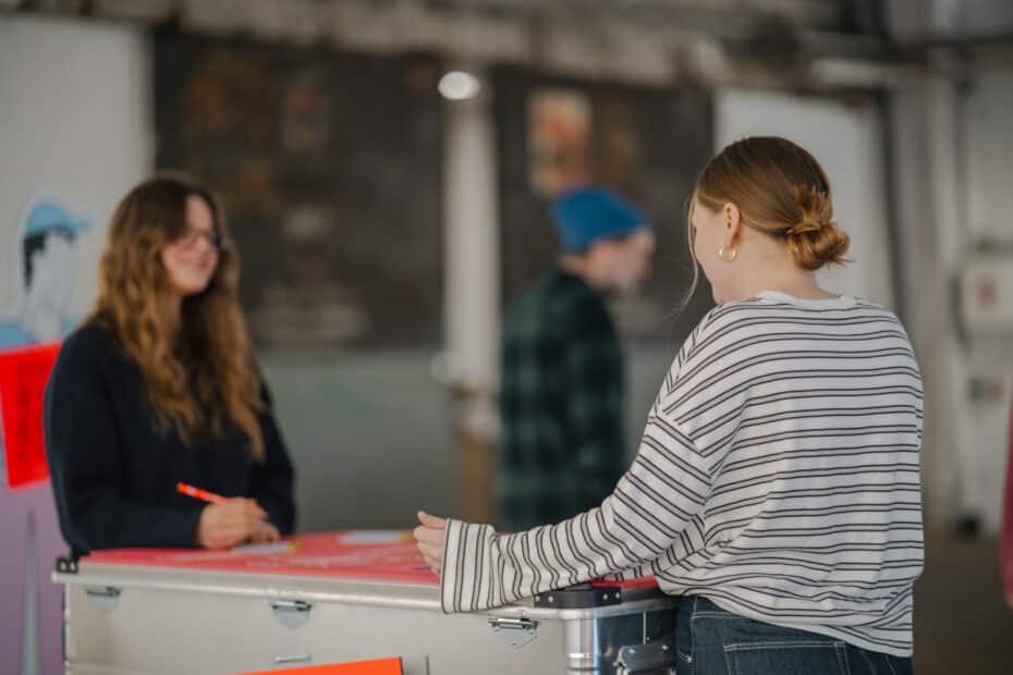 Bildschirmelement der Indoor-Ausstellung "Recht - Spielregeln des Alltags" und Postkartenbox.