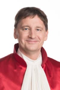 BVR Thomas Offenloch Richter am Bundesverfassungsgericht Zweiter Senat in typischer roten Robe.