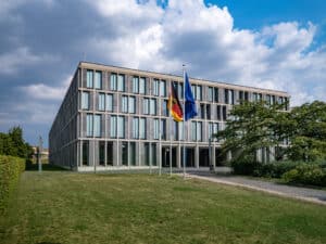 Das große moderne Gebäude des Bundesarbeitsgerichts in Erfurt ist hinter einer Deutschland- und einer EU-Flagge zu sehen