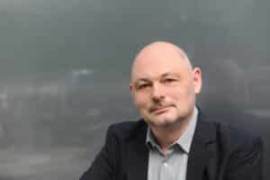 Portrait Michael Schwandt: Mann mittleren Alters im Anzug.