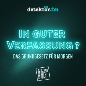 Türkise Neonschrift in Versalien mit dem Titel der Veranstaltung "In guter Verfassung? Das Grundgesetz für morgen" Darunter und darüber die Logos von detektor.fm und Stiftung Forum Recht